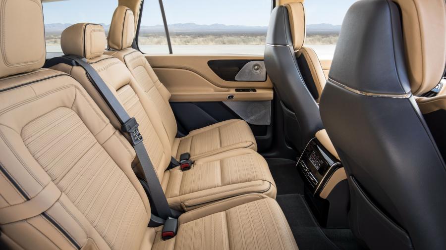 Интерьер Lincoln Aviator 2018 года  (фото 17 из 23)